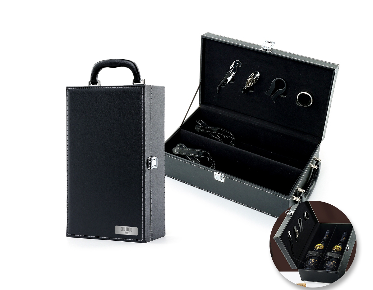 Kit vinho 4 Peças em maleta de couro sintético com duas repartições para garrafas. Contém saca-rolhas metálico, bico condutor com tampa, cortador de lacre e wine collar. Maleta com alça e trava de segurança, área interna revestida de veludo com suporte em couro sintético e velcro em cada repartição para fixação das garrafas.