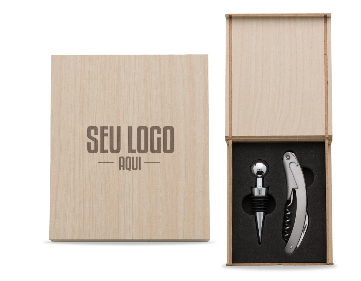 Kit vinho em estojo de madeira: elegante e prático. Compartimento interno forrado de espuma para segurança das peças. Inclui tampa de bico e saca-rolhas, essenciais para apreciar seu vinho favorito com estilo. Ideal para presentear ou aprimorar sua coleção.