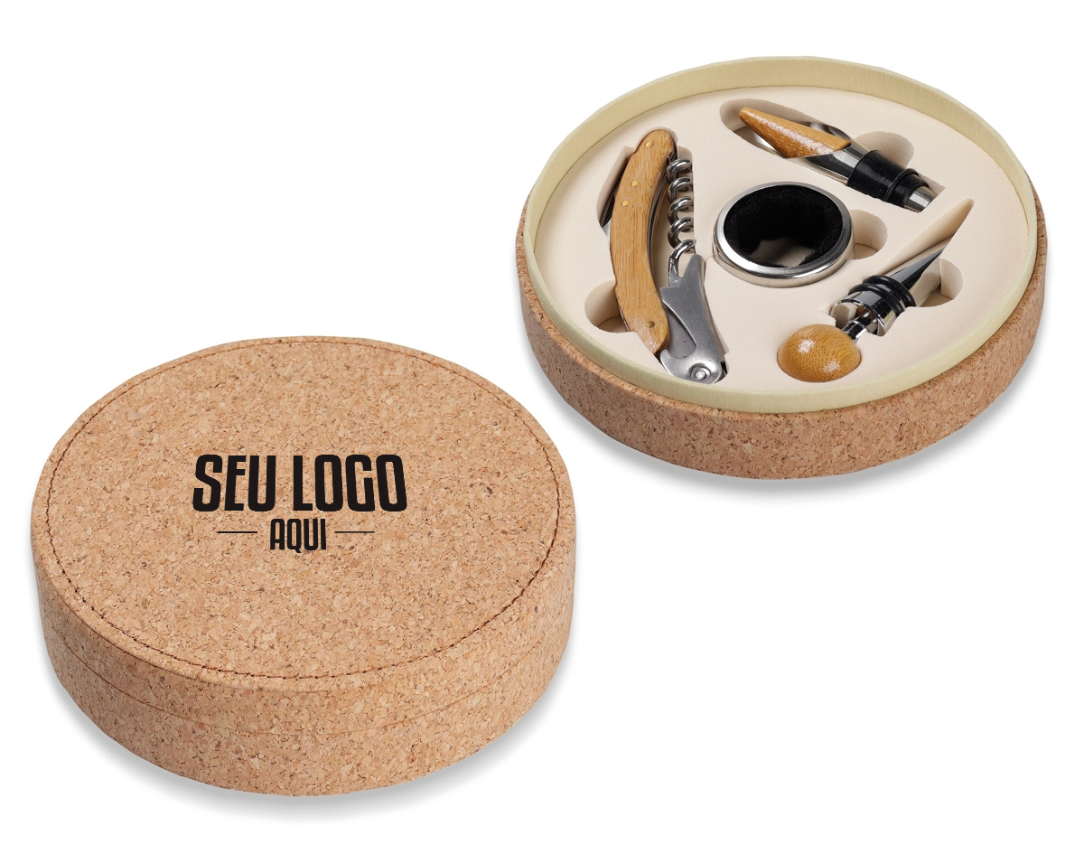 Kit vinho 4 peças com estojo em cortiça, parte interna revestida de espuma. Possui tampa de bico, saca rolha, bico condutor com tampa e wine collar.