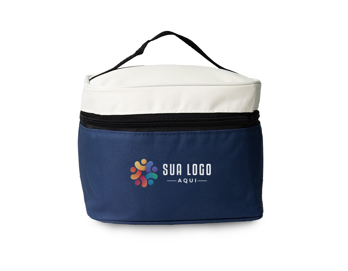 Bolsa térmica confeccionada em nylon, com capacidade de 5 litros, ideal para o transporte prático de alimentos e bebidas. Possui bolso telado que auxilia na organização de pequenos itens e facilita o acesso rápido. Acompanha plaquinha metálica destinada à personalização, agregando valor ao produto e tornando-o adequado para ações promocionais e brindes corporativos.