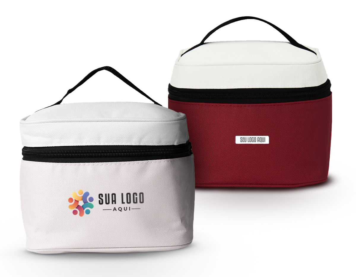 Bolsa térmica confeccionada em nylon, com capacidade de 5 litros, ideal para o transporte prático de alimentos e bebidas. Possui bolso telado que auxilia na organização de pequenos itens e facilita o acesso rápido. Acompanha plaquinha metálica destinada à personalização, agregando valor ao produto e tornando-o adequado para ações promocionais e brindes corporativos.