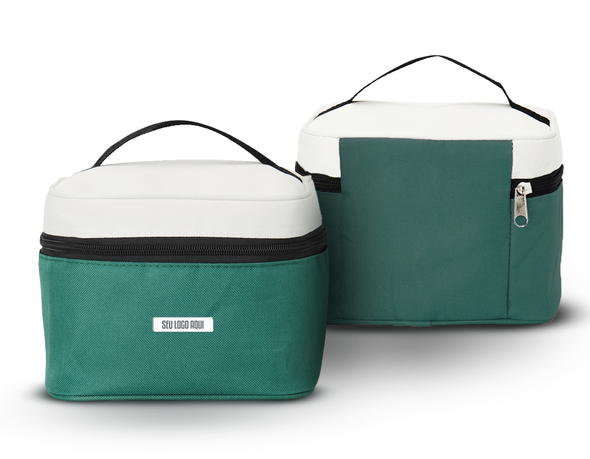 Bolsa térmica confeccionada em nylon, com capacidade de 5 litros, ideal para o transporte prático de alimentos e bebidas. Possui bolso telado que auxilia na organização de pequenos itens e facilita o acesso rápido. Acompanha plaquinha metálica destinada à personalização, agregando valor ao produto e tornando-o adequado para ações promocionais e brindes corporativos.