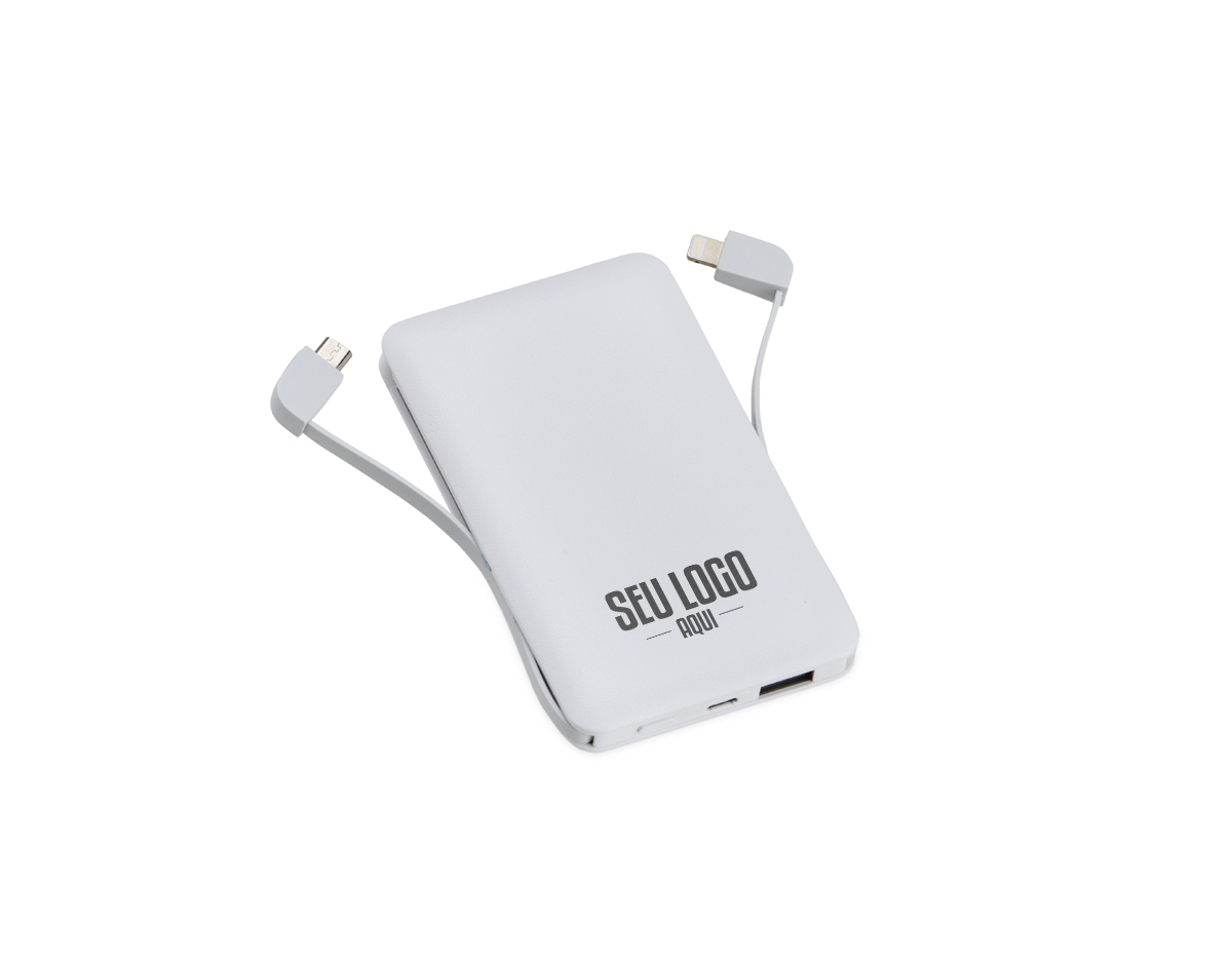 Power bank plástico de 5.000mAh com indicadores led de bateria e cabos acoplados: Lightning e V8. Acompanha cabo USB-V8 e adaptador Tipo-C.