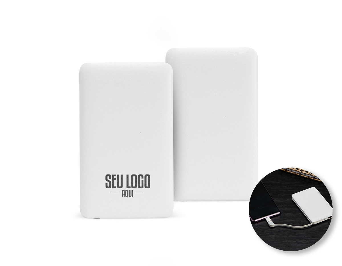 Power bank plástico de 5.000mAh com indicadores led de bateria e cabos acoplados: Lightning e V8. Acompanha cabo USB-V8 e adaptador Tipo-C.