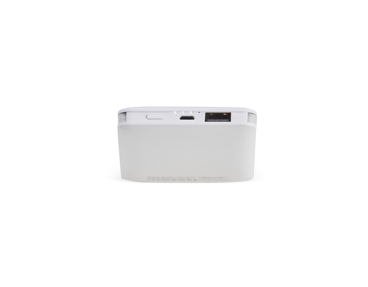 Power bank plástico de 5.000mAh com indicadores led de bateria e cabos acoplados: Lightning e V8. Acompanha cabo USB-V8 e adaptador Tipo-C.