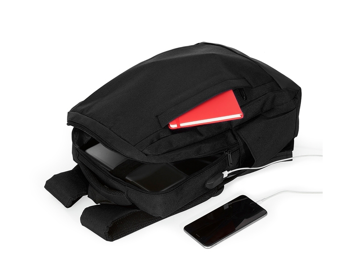 Mochila de nylon de 21 litros, com dois compartimentos, sendo o principal com bolso para notebook de até 15,6". Possui divisórias internas para acessórios, bolsos laterais e suporte externo USB. Conta também com duas alças de mão e alça para engate em malas de viagem, oferecendo praticidade e organização.