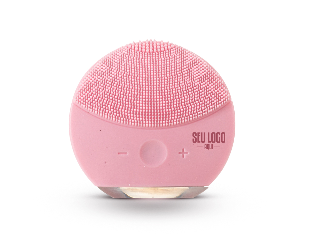Massageador facial produzido em silicone resistente a água, a escova possui cerdas macias que limpam e massageiam a face. Sua parte frontal possui um botão de acionamento, além de dois botões para alteração entre os 6 modos de intensidade. A limpeza da face através do uso do produto, limpa profundamente os poros melhorando vários aspectos da pele, aumentando o fluxo sanguíneo, prevenindo contra rugas e outras impurezas na pele. O produto possui bateria recarregável com Voltagem de 3.7V e Potência de 0.25W. Acompanha cabo USB.