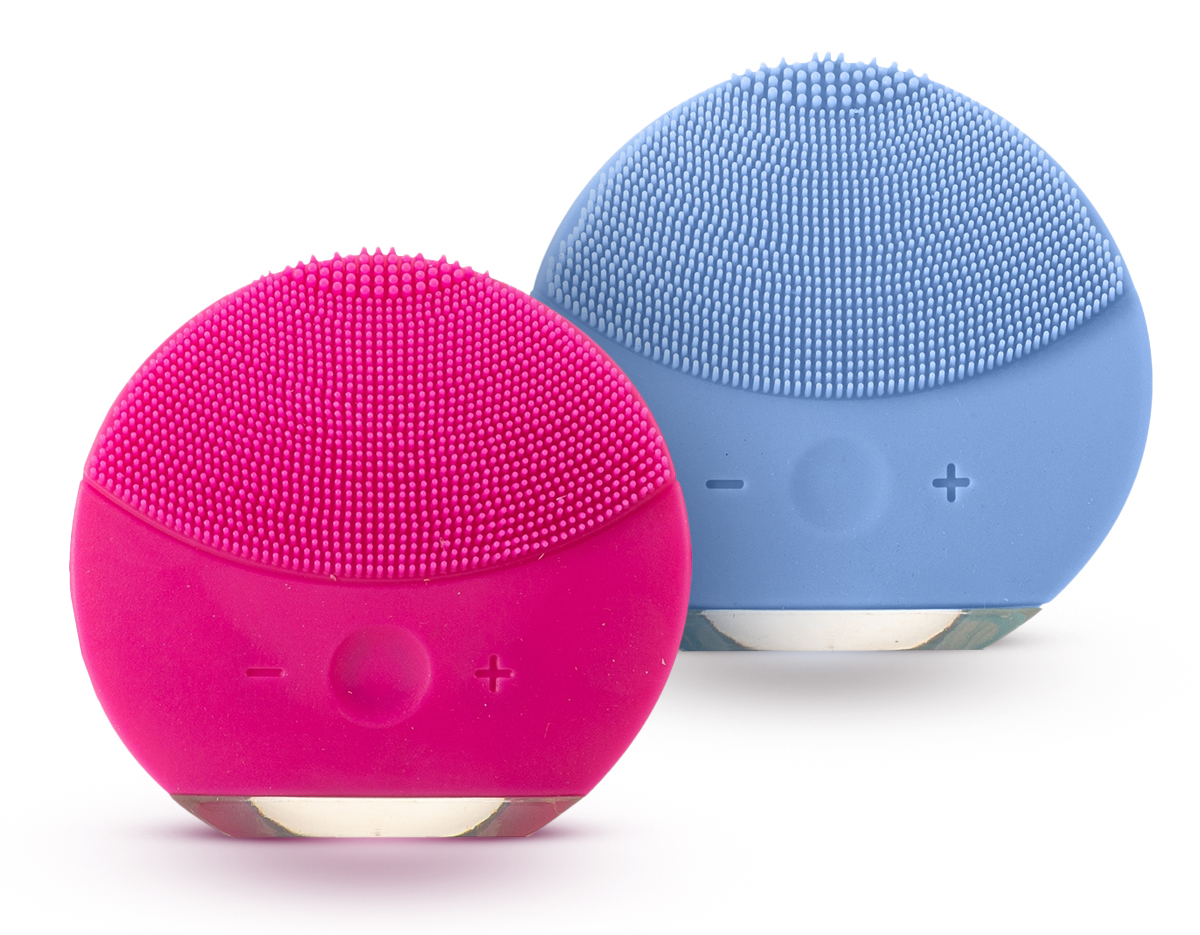 Massageador facial produzido em silicone resistente a água, a escova possui cerdas macias que limpam e massageiam a face. Sua parte frontal possui um botão de acionamento, além de dois botões para alteração entre os 6 modos de intensidade. A limpeza da face através do uso do produto, limpa profundamente os poros melhorando vários aspectos da pele, aumentando o fluxo sanguíneo, prevenindo contra rugas e outras impurezas na pele. O produto possui bateria recarregável com Voltagem de 3.7V e Potência de 0.25W. Acompanha cabo USB.
