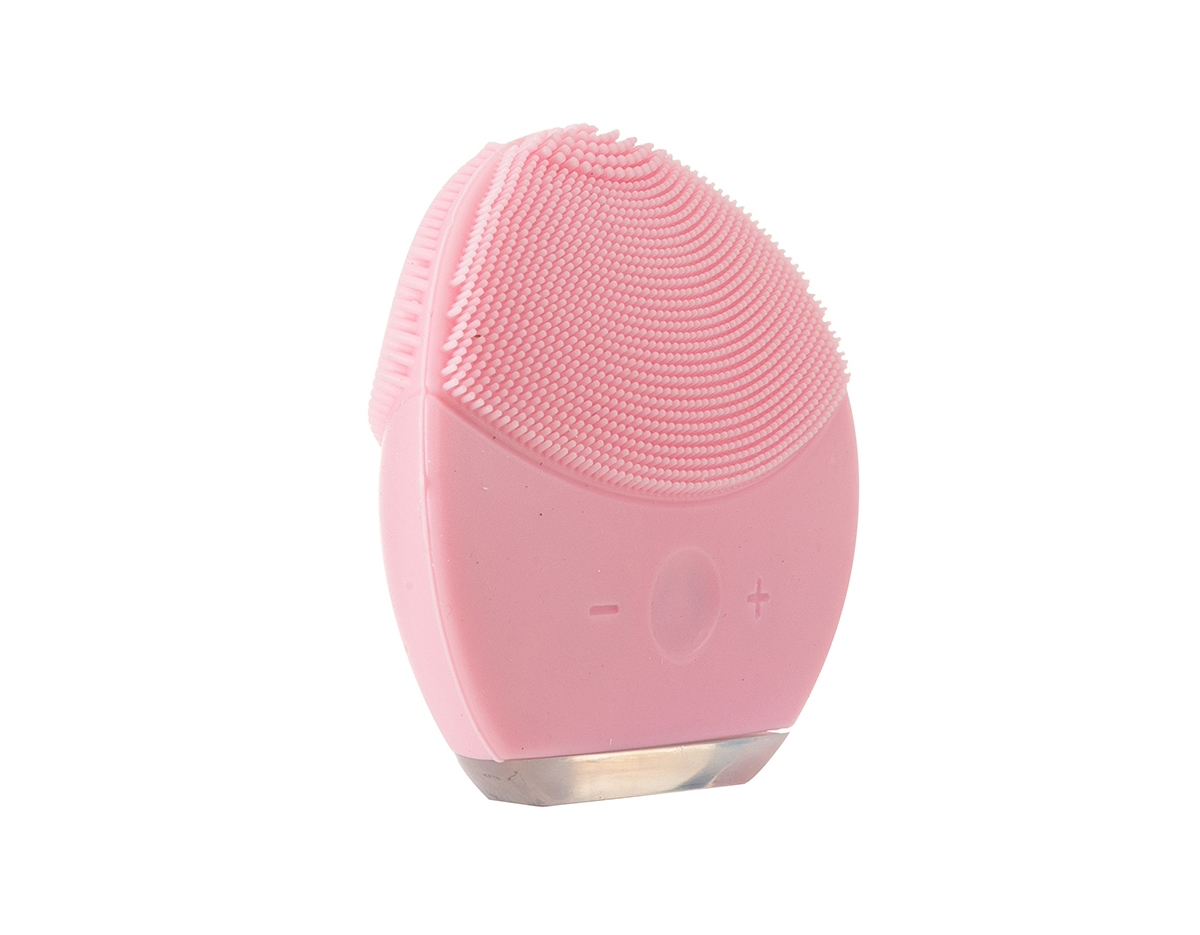 Massageador facial produzido em silicone resistente a água, a escova possui cerdas macias que limpam e massageiam a face. Sua parte frontal possui um botão de acionamento, além de dois botões para alteração entre os 6 modos de intensidade. A limpeza da face através do uso do produto, limpa profundamente os poros melhorando vários aspectos da pele, aumentando o fluxo sanguíneo, prevenindo contra rugas e outras impurezas na pele. O produto possui bateria recarregável com Voltagem de 3.7V e Potência de 0.25W. Acompanha cabo USB.