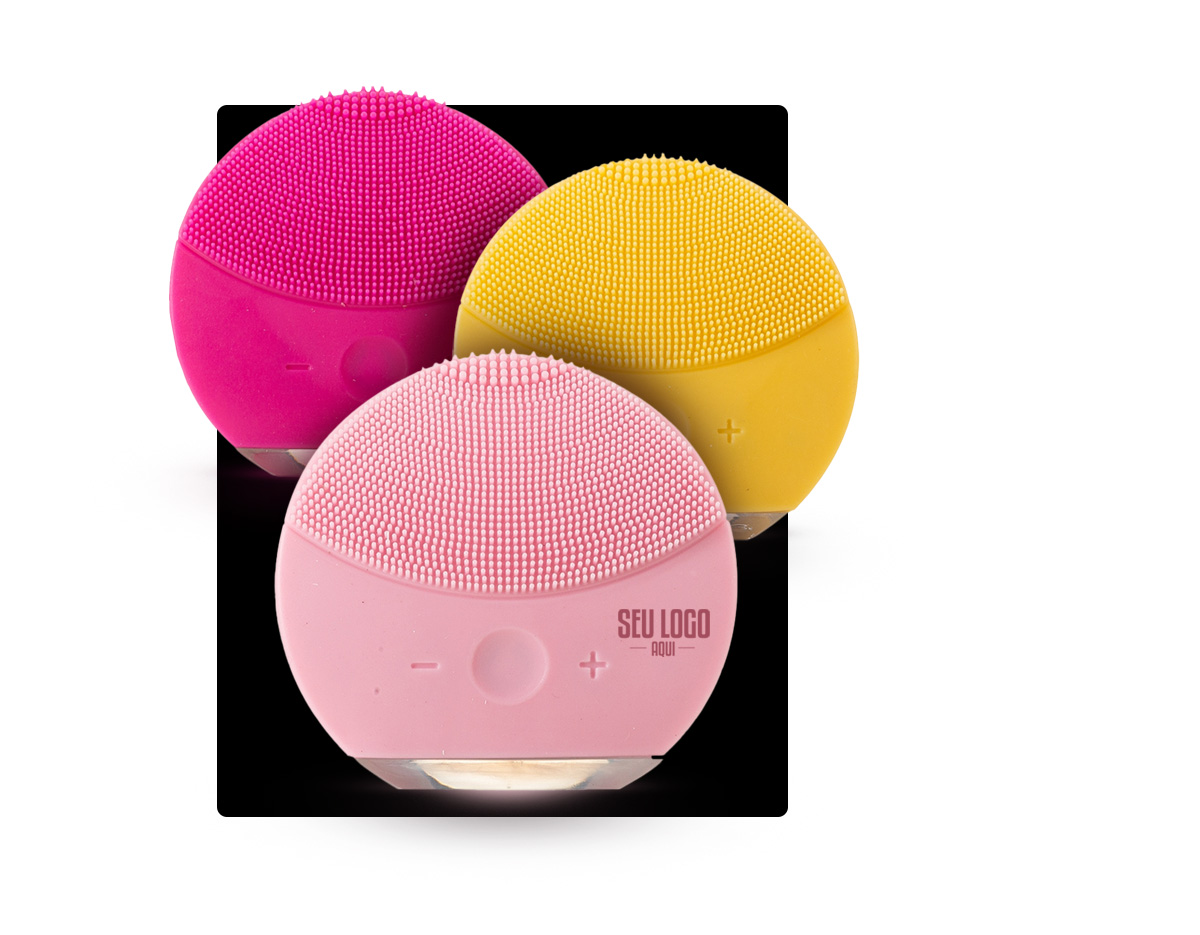 Massageador facial produzido em silicone resistente a água, a escova possui cerdas macias que limpam e massageiam a face. Sua parte frontal possui um botão de acionamento, além de dois botões para alteração entre os 6 modos de intensidade. A limpeza da face através do uso do produto, limpa profundamente os poros melhorando vários aspectos da pele, aumentando o fluxo sanguíneo, prevenindo contra rugas e outras impurezas na pele. O produto possui bateria recarregável com Voltagem de 3.7V e Potência de 0.25W. Acompanha cabo USB.