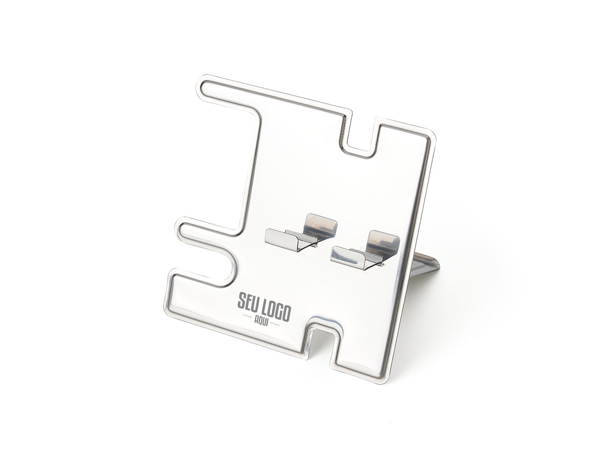 Porta celular e relógio em inox, com acabamento espelhado. Um acessório elegante e funcional para sua mesa ou criado-mudo. O design minimalista adiciona um toque moderno ao ambiente, enquanto a durabilidade do material garante uma longa vida útil. Ideal para manter seus dispositivos organizados e ao alcance das mãos.