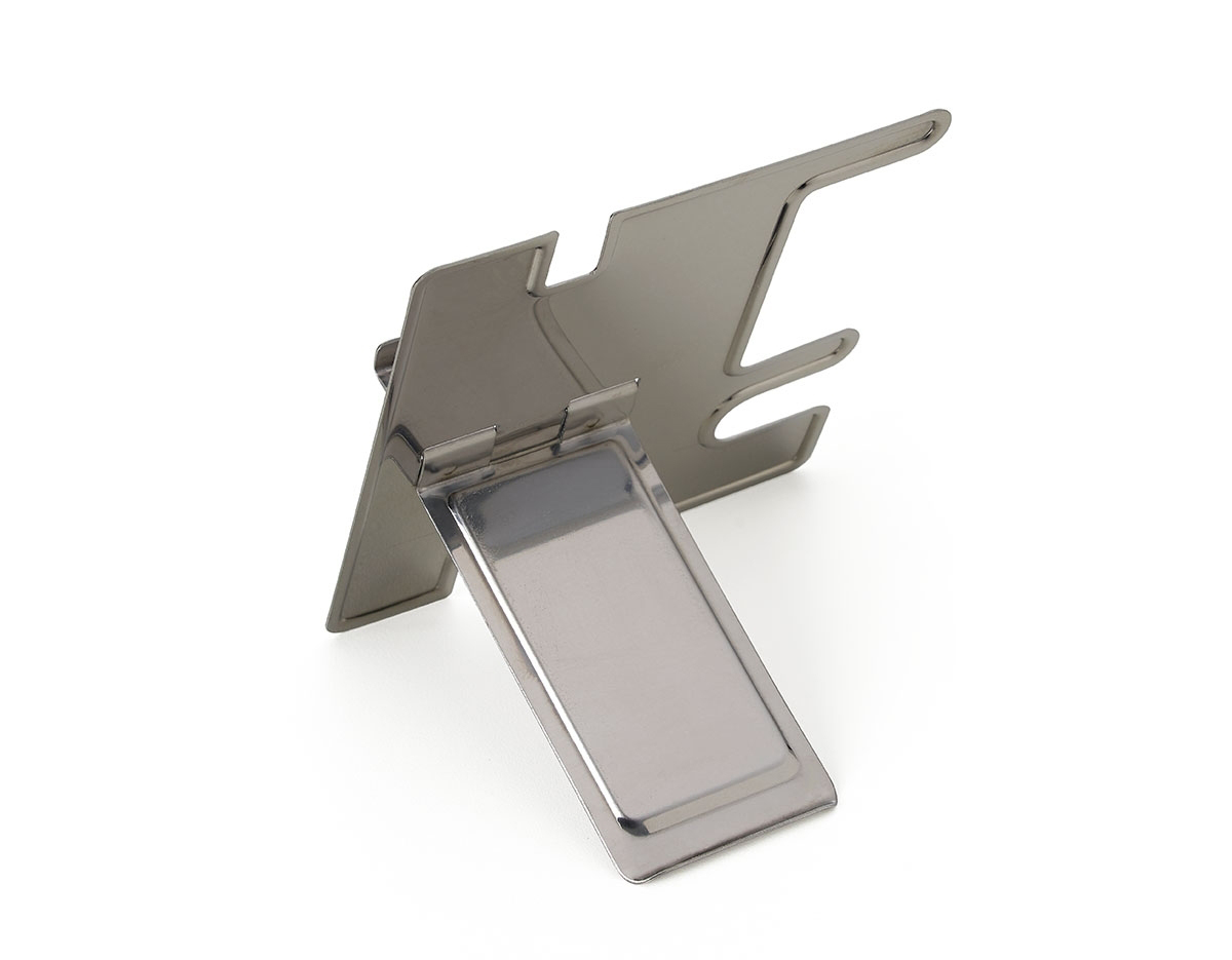 Porta celular e relógio em inox, com acabamento espelhado. Um acessório elegante e funcional para sua mesa ou criado-mudo. O design minimalista adiciona um toque moderno ao ambiente, enquanto a durabilidade do material garante uma longa vida útil. Ideal para manter seus dispositivos organizados e ao alcance das mãos.