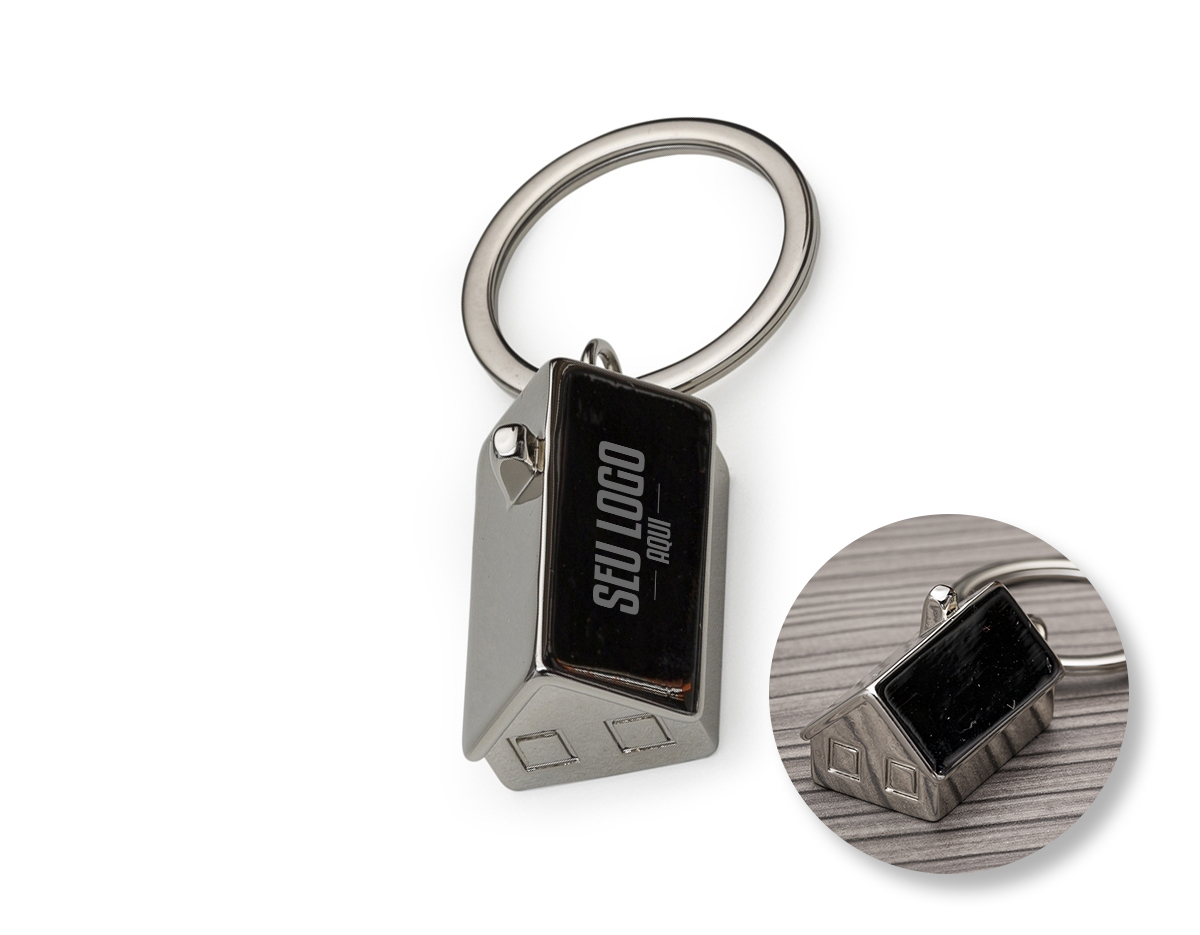 Chaveiro em formato 3D de casa, com acabamento brilhante e detalhes em relevo para uma aparência única. Sua parte inferior possui uma chapa de inox, permitindo personalização com gravação. Um acessório encantador e funcional, ideal para presentear ou para uso pessoal, adicionando um toque de estilo às suas chaves.