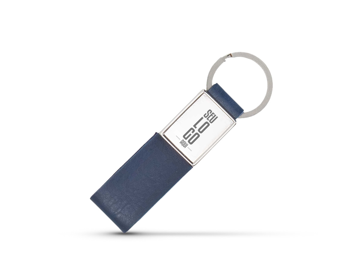 Chaveiro confeccionado com uma estrutura de metal e uma alça em couro sintético. Combinando funcionalidade e estilo, é a escolha ideal para manter suas chaves organizadas com facilidade e adicionar um toque de sofisticação ao seu dia-a-dia.