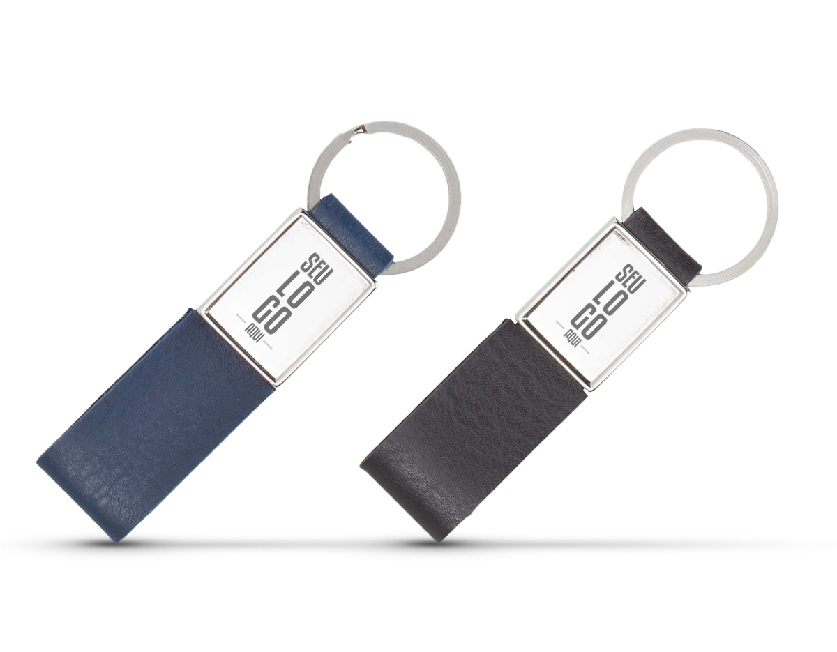 Chaveiro confeccionado com uma estrutura de metal e uma alça em couro sintético. Combinando funcionalidade e estilo, é a escolha ideal para manter suas chaves organizadas com facilidade e adicionar um toque de sofisticação ao seu dia-a-dia.