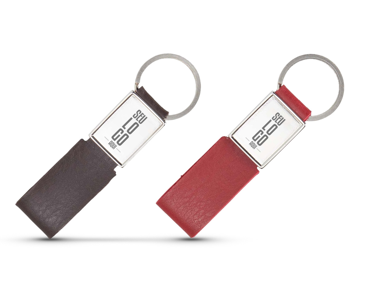 Chaveiro confeccionado com uma estrutura de metal e uma alça em couro sintético. Combinando funcionalidade e estilo, é a escolha ideal para manter suas chaves organizadas com facilidade e adicionar um toque de sofisticação ao seu dia-a-dia.