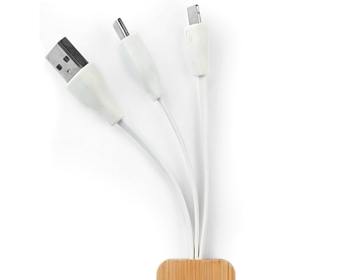 Chaveiro de bambu com cabo embutido para carregamento. Este modelo possui entradas USB, lightning e tipo C, compatível com a maioria dos dispositivos eletrônicos, trazendo assim, praticidade para quem precisa estar sempre conectado.