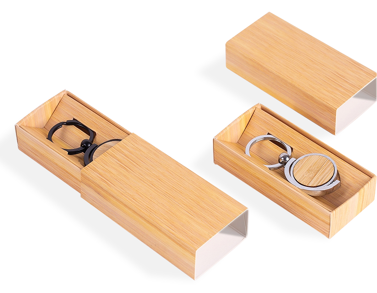  Chaveiro de metal com elegante detalhe circular de bambu. Acompanha estojo de papel para presente. Combinação perfeita de estilo e funcionalidade, ideal para manter suas chaves organizadas com um toque de sofisticação. O presente ideal para amigos e familiares que valorizam o design refinado.