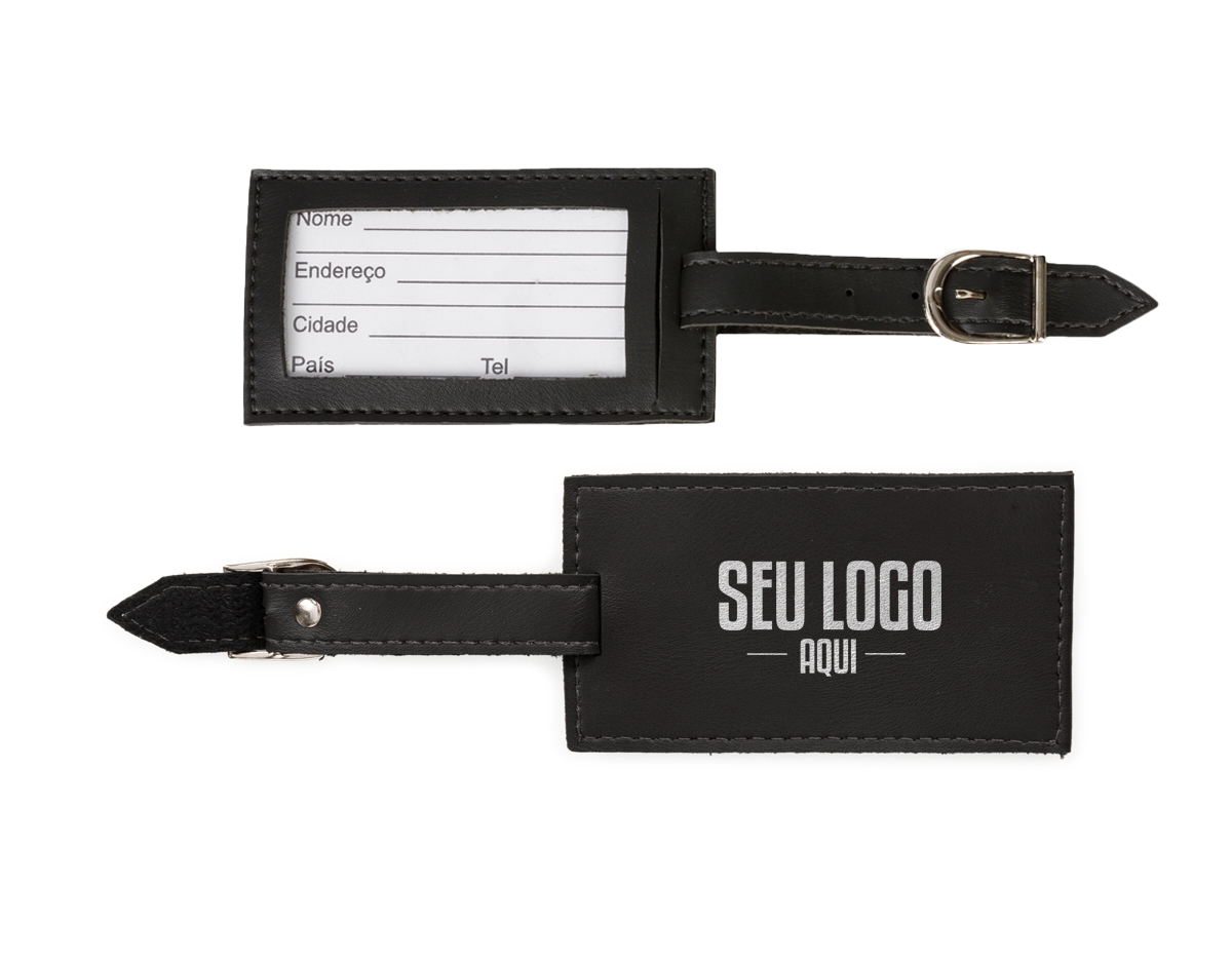 Tag identificador de bagagem de couro sintético. Parte frontal com bolso de visor plástico e lado inverso liso, possui fivela prata com 3 tamanhos de encaixe.