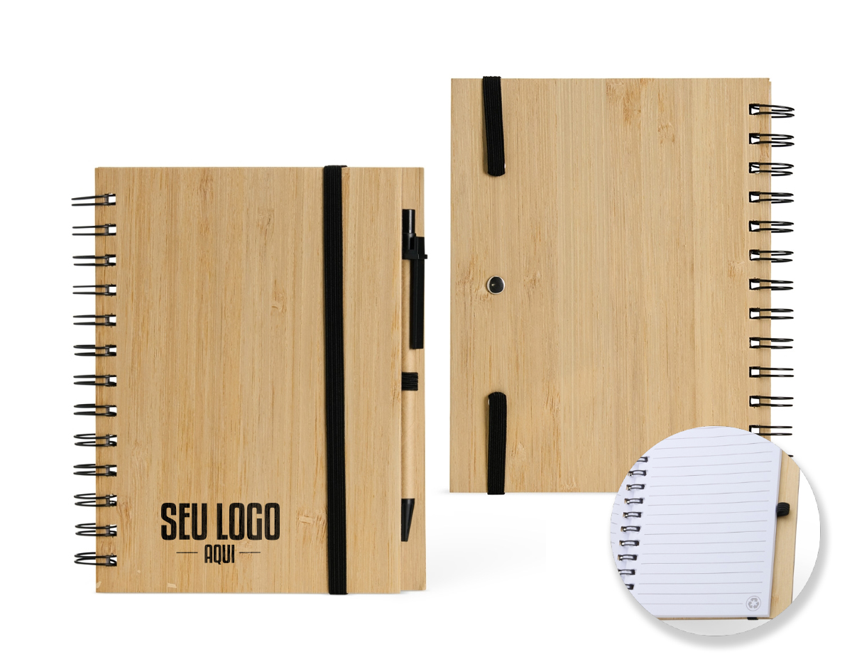 Caderneta ecológica com caneta. Capa de bambu. Possui aproximadamente 70 folhas brancas pautadas com logo reciclado na lateral inferior. Acompanha suporte elástico de nylon com uma caneta de papelão de detalhes plásticos.