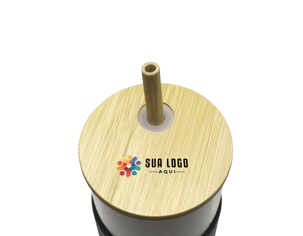 Copo de vidro borossilicato com capacidade de 500ml. Inclui canudo e tampa de bambu com abertura para canudo, além de uma luva de silicone para melhor aderência.