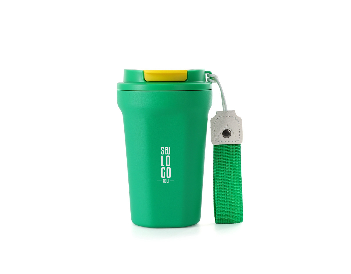 Copo térmico de inox 350ml com parede dupla, parte inferior com borracha antideslizante, tampa plástica rosqueável com abertura de bocal e alça de nylon para transporte com detalhe em couro sintético.