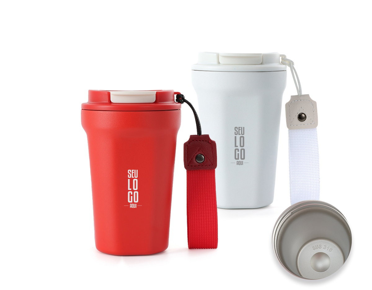 Copo térmico de inox 350ml com parede dupla, parte inferior com borracha antideslizante, tampa plástica rosqueável com abertura de bocal e alça de nylon para transporte com detalhe em couro sintético.