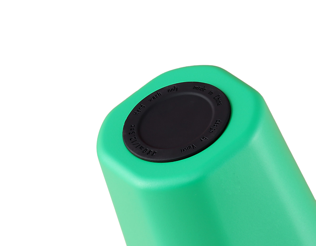 Copo térmico de inox 350ml com parede dupla, parte inferior com borracha antideslizante, tampa plástica rosqueável com abertura de bocal e alça de nylon para transporte com detalhe em couro sintético.