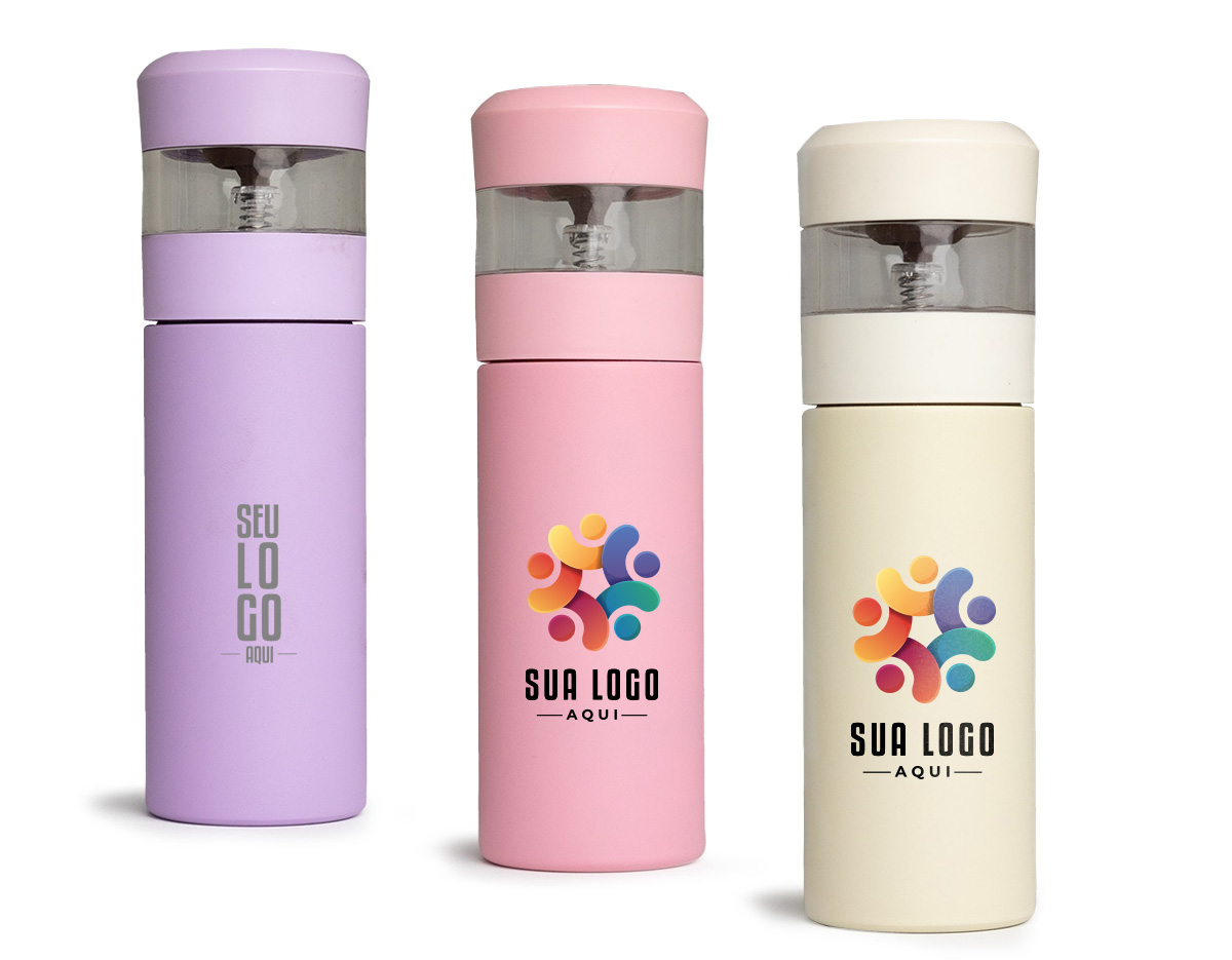 Garrafa térmica de 350ml feita em aço inoxidável 304. Possui compartimento separado com infusor integrado e botão na parte superior da tampa para acionar a liberação do líquido para o compartimento.
