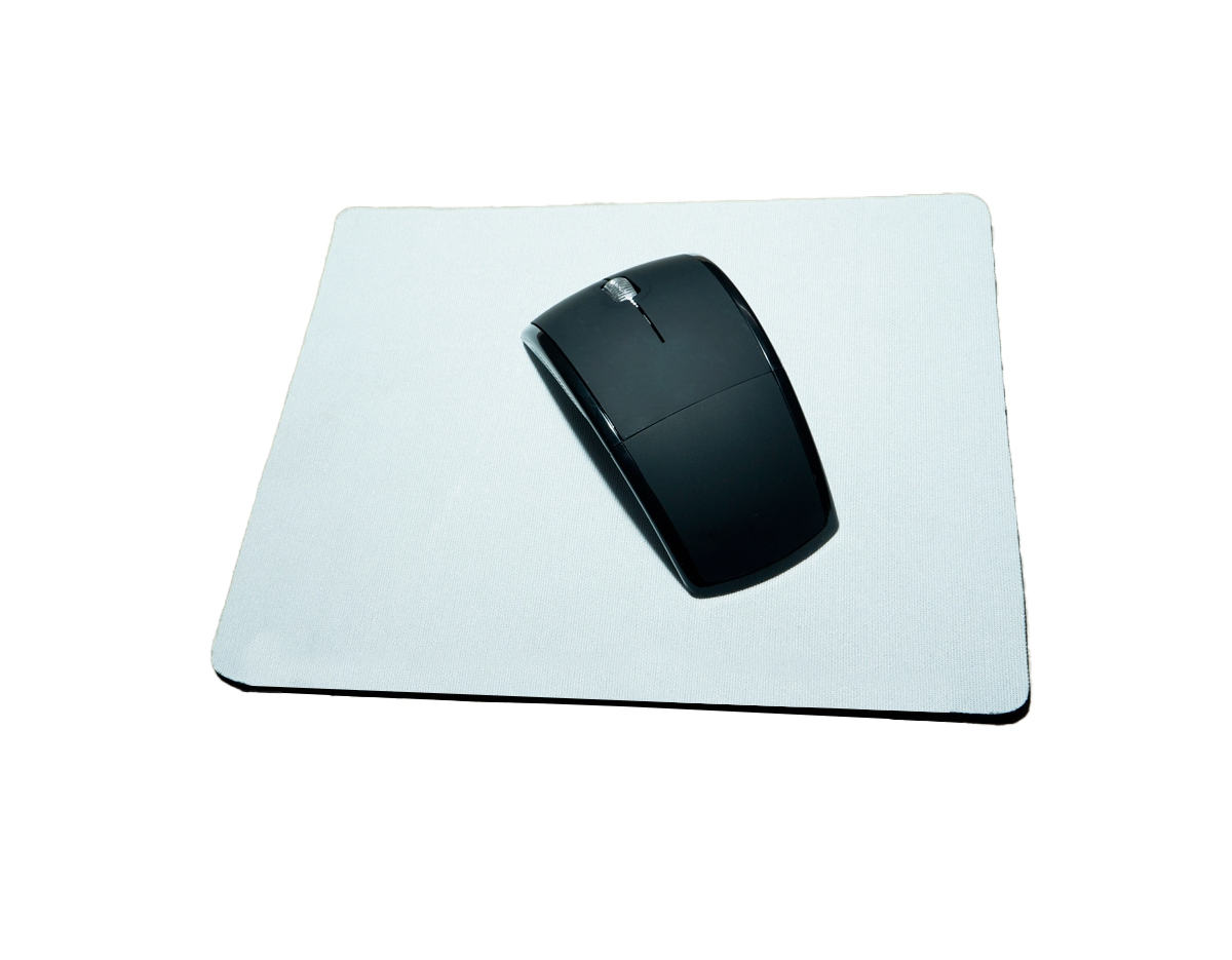 O mouse pad retangular de neoprene possui uma parte inferior emborrachada antideslizante, proporcionando estabilidade durante o uso. Ideal para garantir conforto e precisão ao mover o mouse, é resistente e fácil de manter limpo.