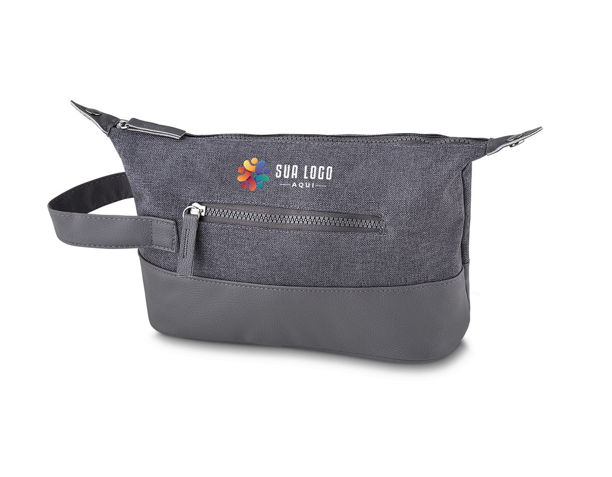 Necessaire de nylon com detalhes em couro sintético. Possui alça lateral, pequenas abas nas laterais com botões para ajuste, compartimento principal superior e um pequeno compartimento frontal, zíperes acompanham puxador em couro sintético.