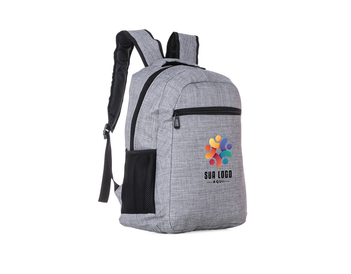 Mochila confeccionada em poliéster com compartimento para notebook até 15,6 polegadas. Contém um compartimento grande, compartimento frontal e bolsos laterais em malha. Alça de mão com revestimento espumado e alças para as costas ajustáveis.