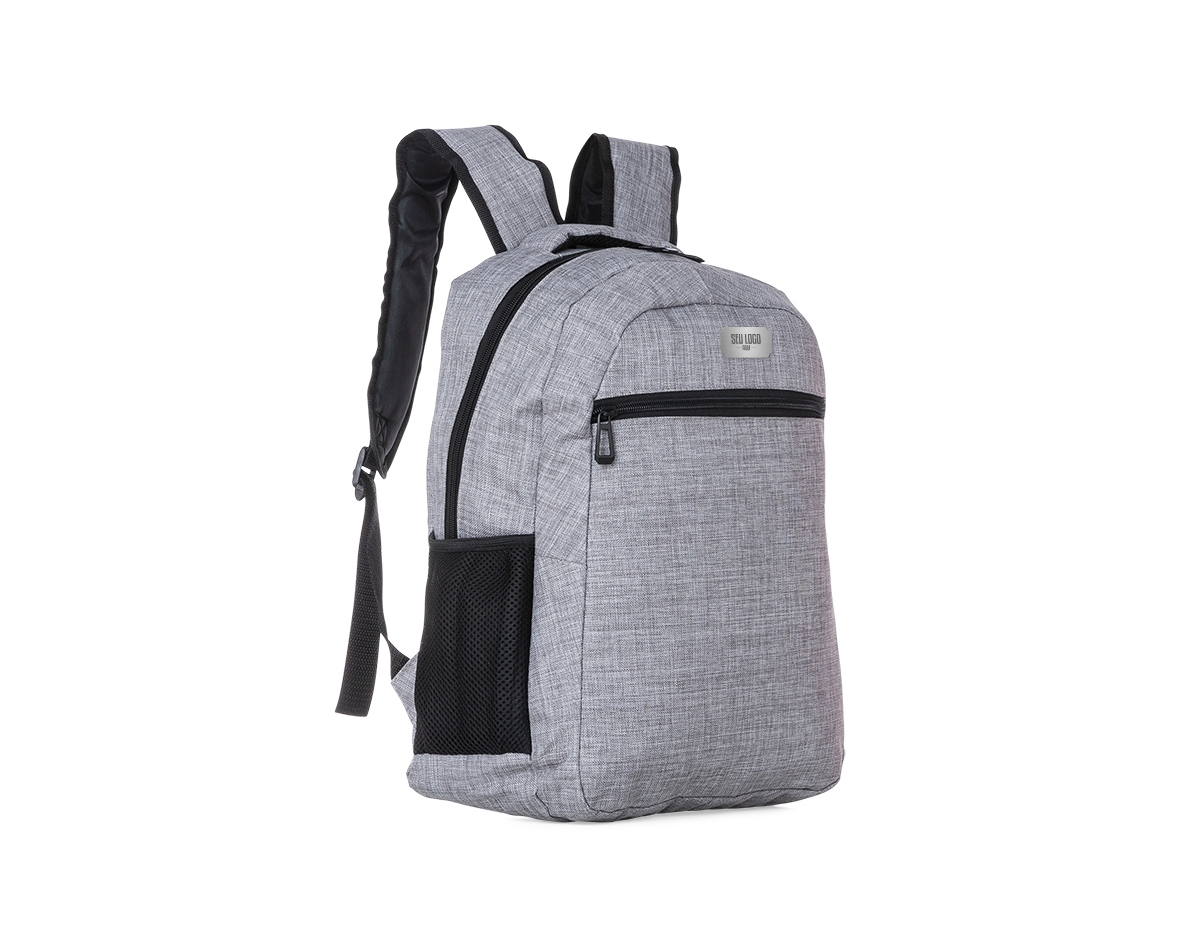 Mochila confeccionada em poliéster com compartimento para notebook até 15,6 polegadas. Contém um compartimento grande, compartimento frontal e bolsos laterais em malha. Alça de mão com revestimento espumado e alças para as costas ajustáveis.