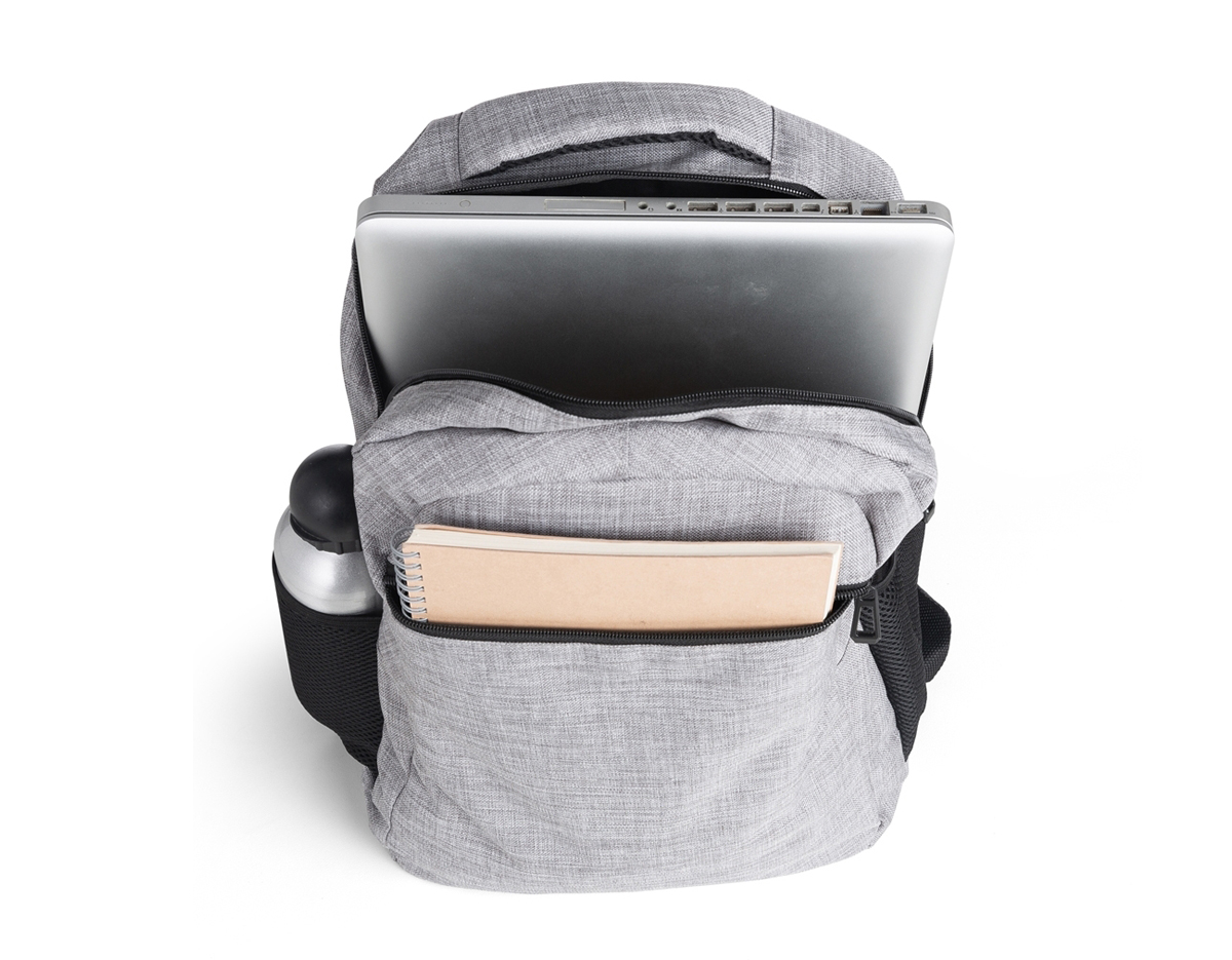 Mochila confeccionada em poliéster com compartimento para notebook até 15,6 polegadas. Contém um compartimento grande, compartimento frontal e bolsos laterais em malha. Alça de mão com revestimento espumado e alças para as costas ajustáveis.