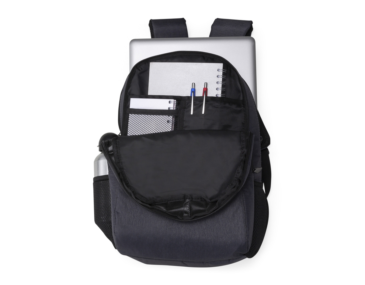 Mochila confeccionada em poliéster com compartimento para notebook até 15,6 polegadas. Contém compartimento grande, compartimento mediano com divisórias e bolso telado, compartimento frontal e bolsos laterais em malha. Alça de mão com revestimento espumado, alças para as costas ajustáveis e com revestimento espumado.