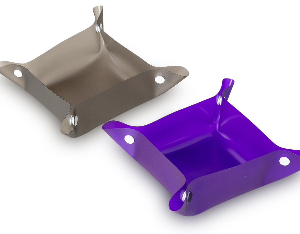 Bebedouro e comedouro para pets. Material plástico, basta juntar os botões das laterais para formar uma espécie de tigela.