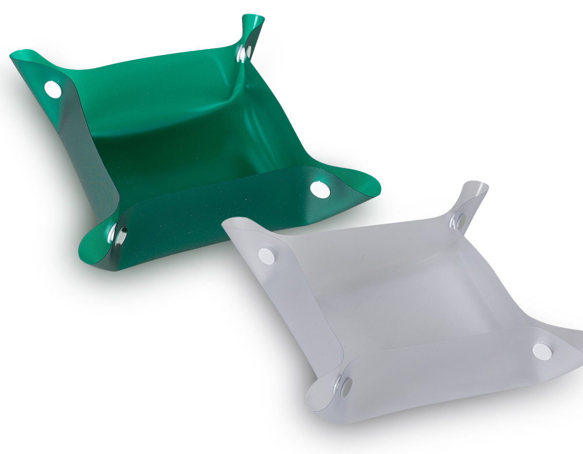 Bebedouro e comedouro para pets. Material plástico, basta juntar os botões das laterais para formar uma espécie de tigela.