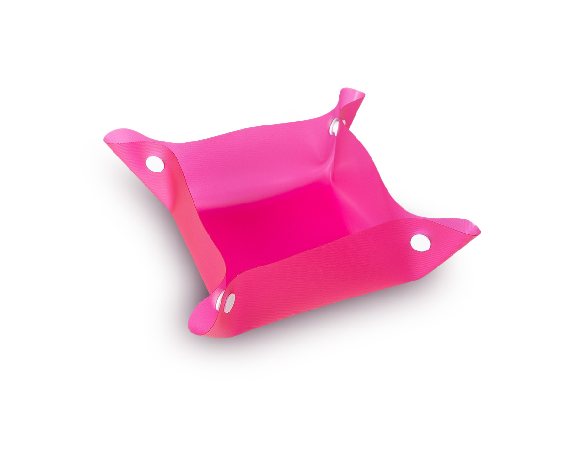 Bebedouro e comedouro para pets. Material plástico, basta juntar os botões das laterais para formar uma espécie de tigela.