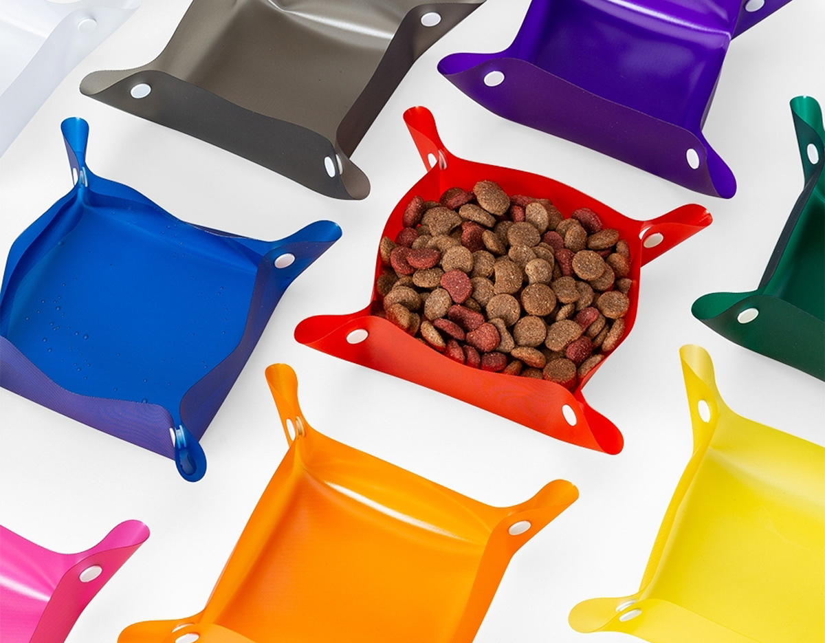 Bebedouro e comedouro para pets. Material plástico, basta juntar os botões das laterais para formar uma espécie de tigela.