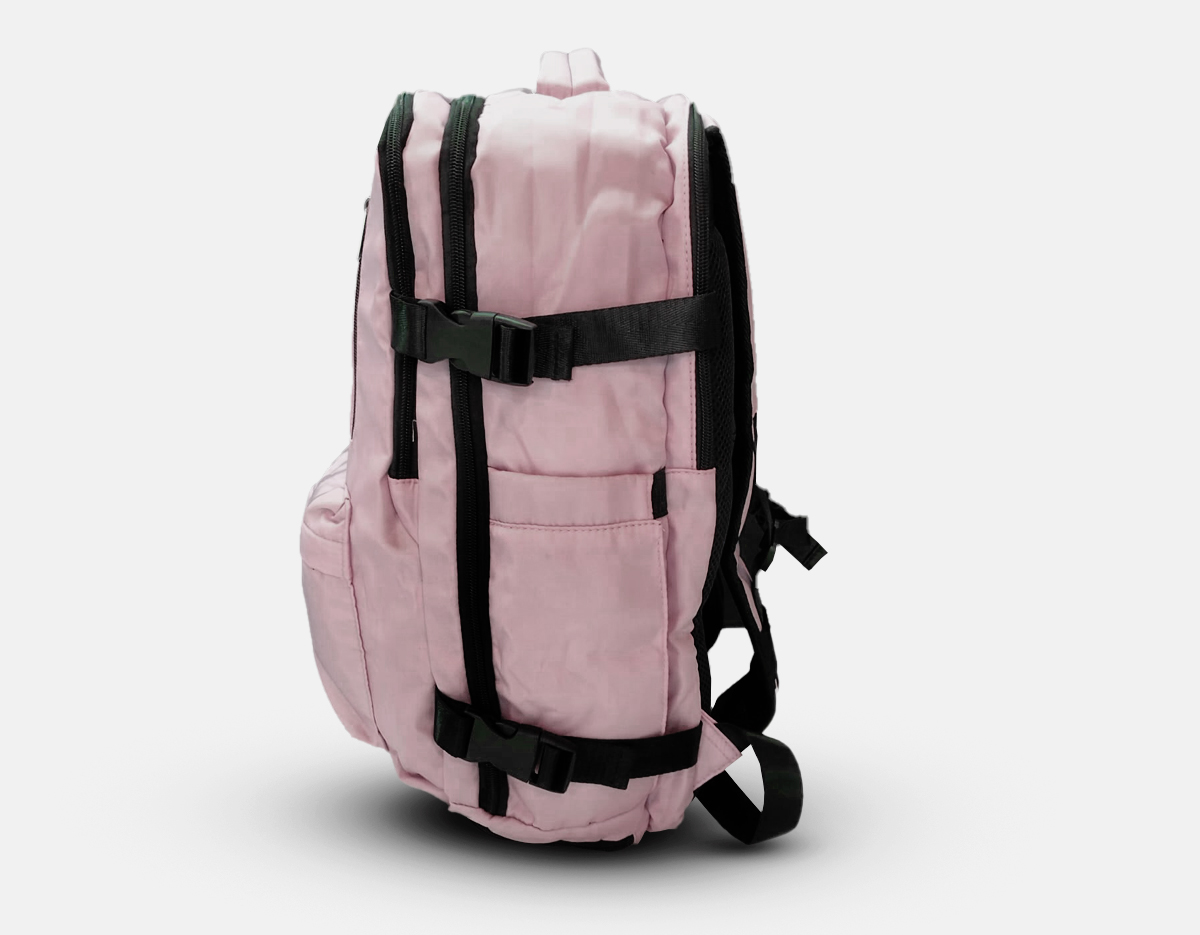 Mochila premium multifuncional de 35 litros, a combinação perfeita entre estilo, durabilidade e praticidade. Feita em poliéster impermeável, esta mochila possui seis compartimentos espaçosos, incluindo três especiais: um para notebook de até 15,6 polegadas, um para tênis e outro para separar roupas e itens molhados. Com bolsos internos para organizar diversos itens, ela também conta com um bolso lateral e um adaptador USB externo para carregar dispositivos móveis de forma prática. Com design leve, mas totalmente reforçado, seu revestimento espumado e respirável oferece conforto extra, e as diversas alças de compensação melhoram a ergonomia, proporcionando um transporte confortável independentemente do peso.