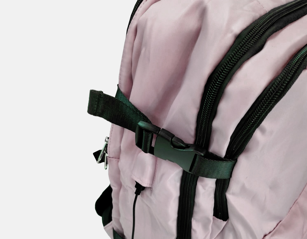 Mochila premium multifuncional de 35 litros, a combinação perfeita entre estilo, durabilidade e praticidade. Feita em poliéster impermeável, esta mochila possui seis compartimentos espaçosos, incluindo três especiais: um para notebook de até 15,6 polegadas, um para tênis e outro para separar roupas e itens molhados. Com bolsos internos para organizar diversos itens, ela também conta com um bolso lateral e um adaptador USB externo para carregar dispositivos móveis de forma prática. Com design leve, mas totalmente reforçado, seu revestimento espumado e respirável oferece conforto extra, e as diversas alças de compensação melhoram a ergonomia, proporcionando um transporte confortável independentemente do peso.