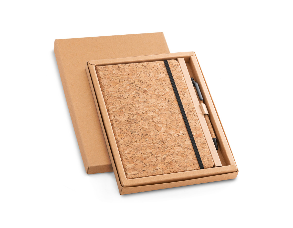 Conjunto de bloco de notas A5 e esferográfica em cortiça. Bloco de capa dura em cortiça, com 96 folhas pautadas cor marfim, em papel proveniente de gestão florestal sustentável. Esferográfica em cortiça de escrita a azul. Fornecido em caixa presente de papel kraft. 140 x 210 mm