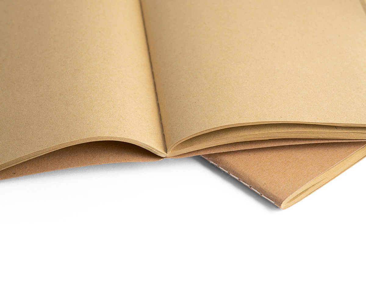 Caderno A5 de capa flexível em cartão (250 g/m²) e cantos redondos. Com 40 folhas lisas, costuradas, em papel reciclado proveniente de gestão florestal sustentável. 140 x 210 mm