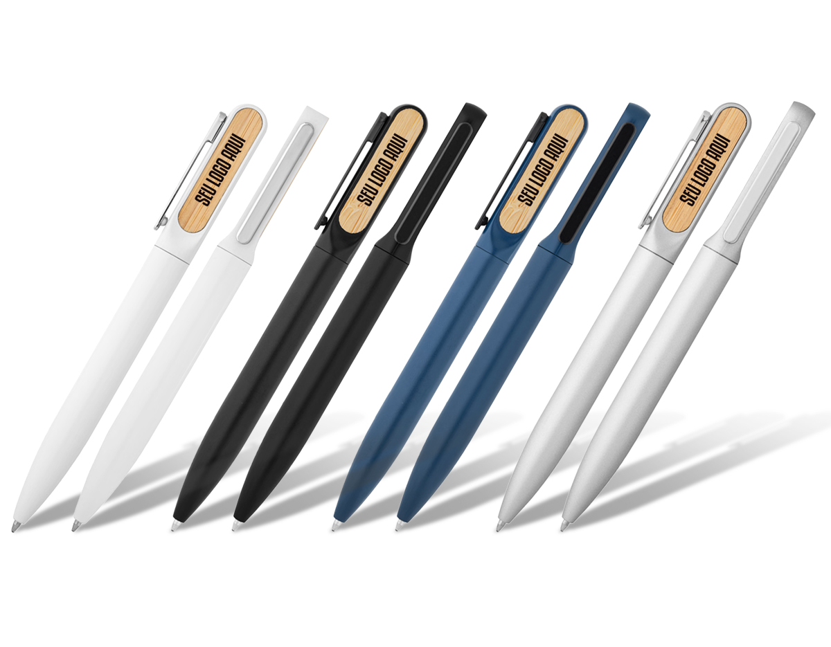 Esferográfica em alumínio 94% reciclado com detalhe em bambu no clipe. Escrita em azul. Fornecida em bolsa de oferta. A cor e o resultado da impressão nos materiais naturais pode variar entre produtos. ø12 x 140 mm | Bolsa: 40 x 155 mm