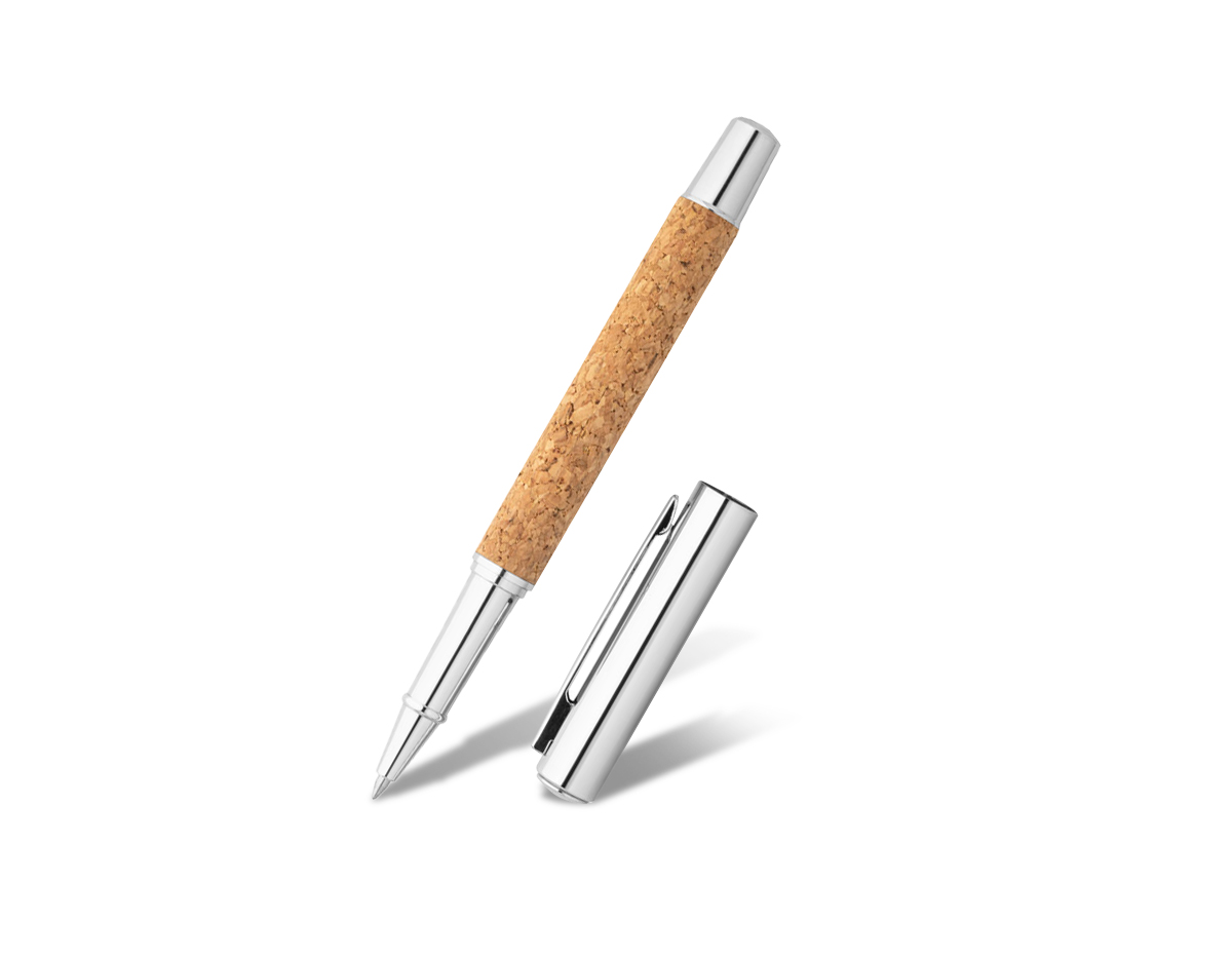 Roller com corpo em aço inox 90% reciclado e cortiça com clipe. Escrita em azul. Fornecida numa bolsa de oferta em cortiça. Roller: ø11 mm x 137 | Caixa: 155 x 40 mm