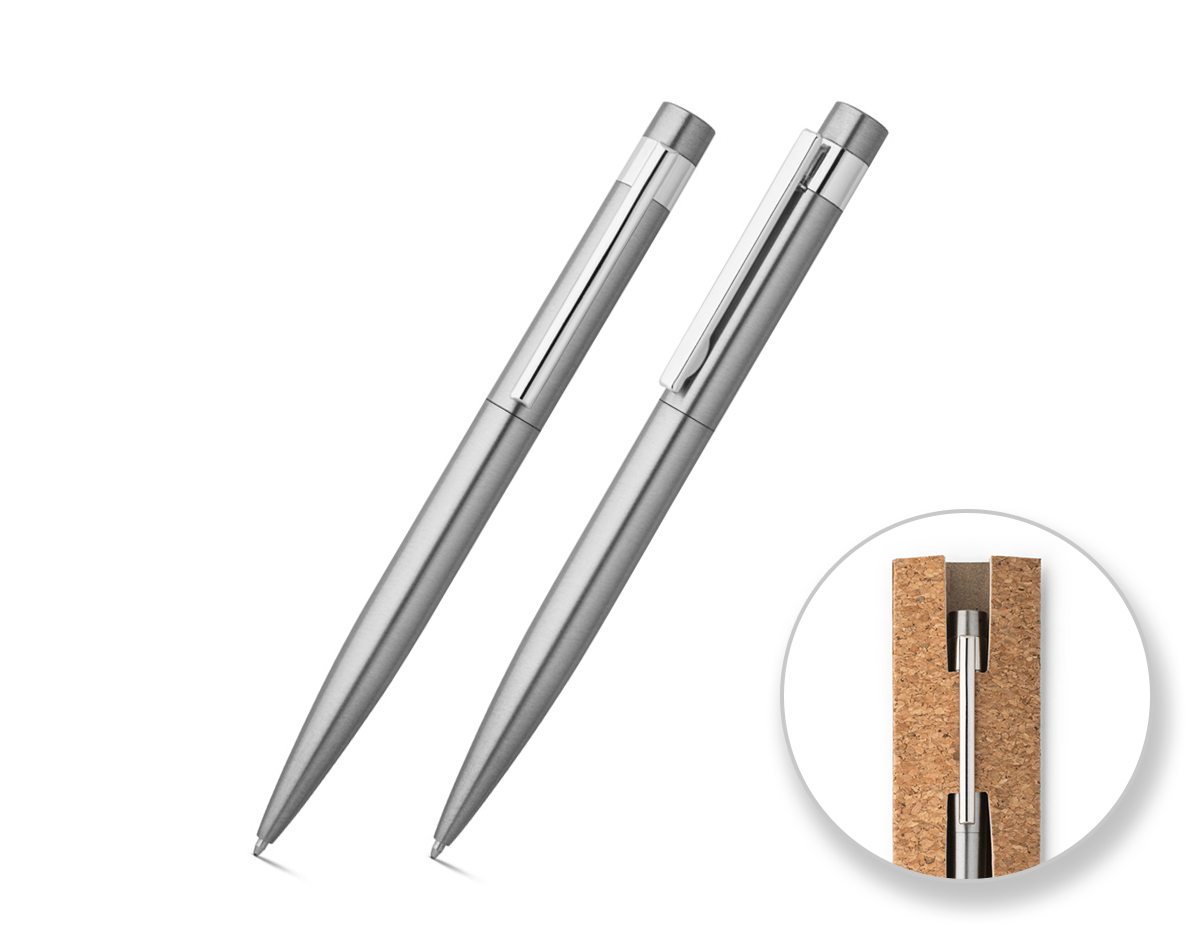 Esferográfica com corpo em aço inox 53% reciclado e clipe. A esferográfica tem escrita em azul e mecanismo twist. Fornecida numa bolsa presente em cortiça. Esferográfica: ø11 mm x 133 | Caixa: 155 x 40 mm