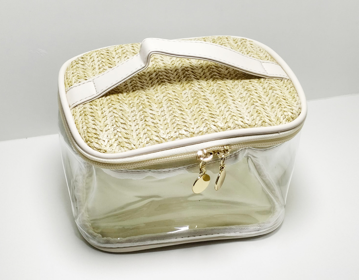 Delicadeza e charme natural definem esta nécessaire, confeccionada em PVC com elegantes detalhes em palha sintética. Seu design com visor transparente permite fácil visualização dos itens internos, mantendo tudo sempre ao alcance com praticidade. Leve e funcional, é ideal para organizar cosméticos e acessórios no dia a dia ou em viagens. Uma excelente opção de brinde corporativo, que une estilo, utilidade e destaque para a marca.