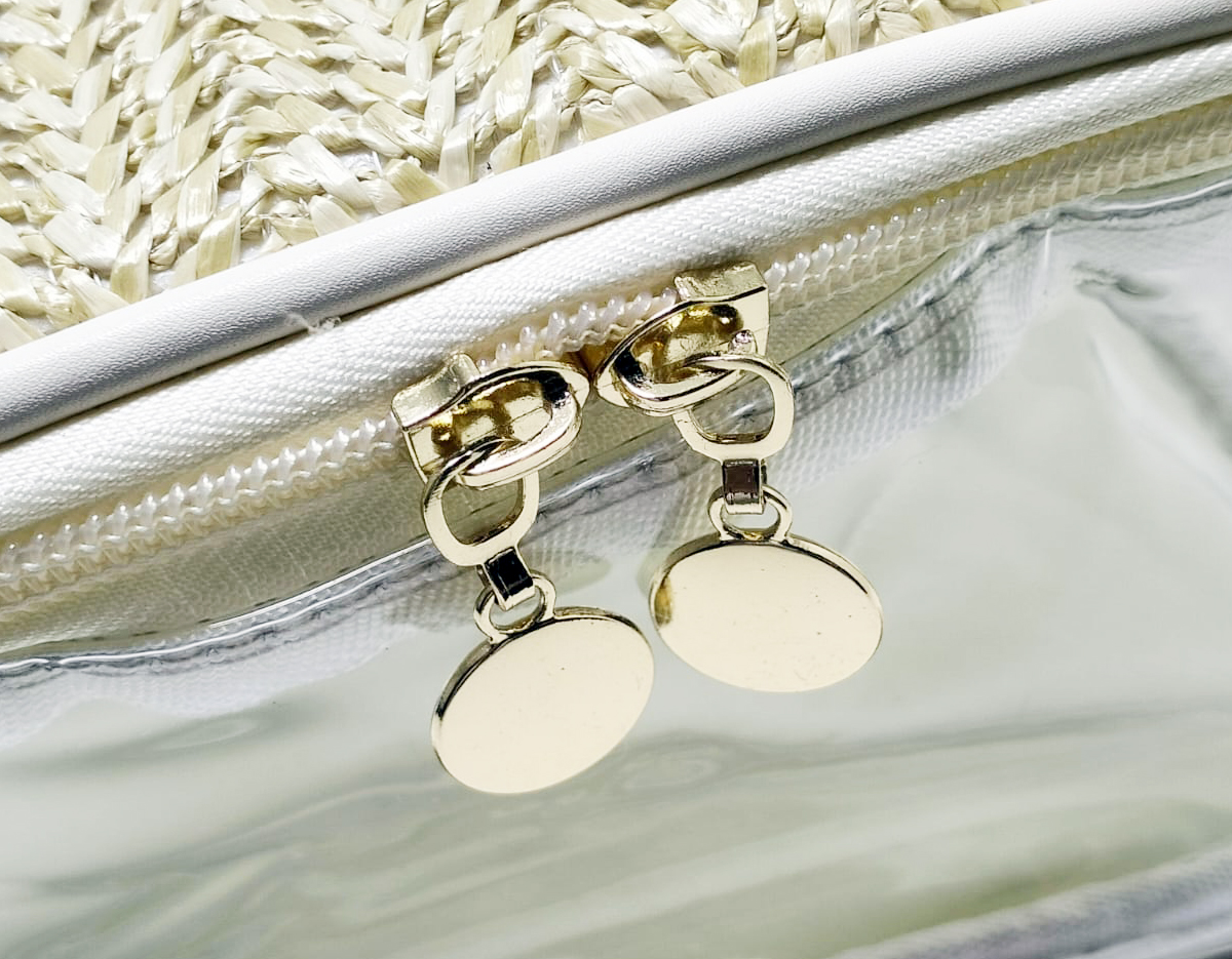 Delicadeza e charme natural definem esta nécessaire, confeccionada em PVC com elegantes detalhes em palha sintética. Seu design com visor transparente permite fácil visualização dos itens internos, mantendo tudo sempre ao alcance com praticidade. Leve e funcional, é ideal para organizar cosméticos e acessórios no dia a dia ou em viagens. Uma excelente opção de brinde corporativo, que une estilo, utilidade e destaque para a marca.