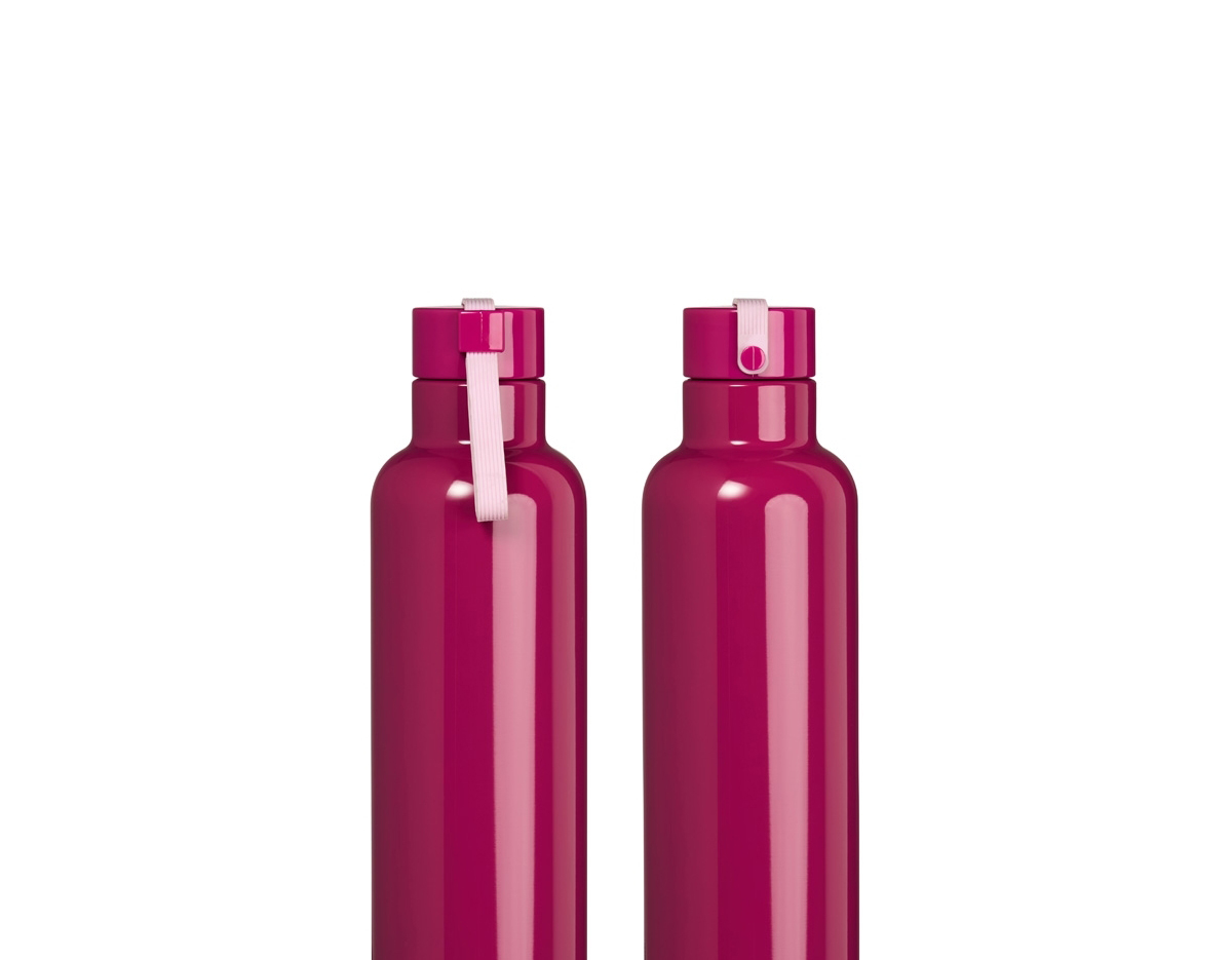 Garrafa térmica de inox com capacidade de 790 ml. Inclui tampa rosqueável e alça para transporte, facilitando o uso e a mobilidade de suas bebidas quentes ou frias.