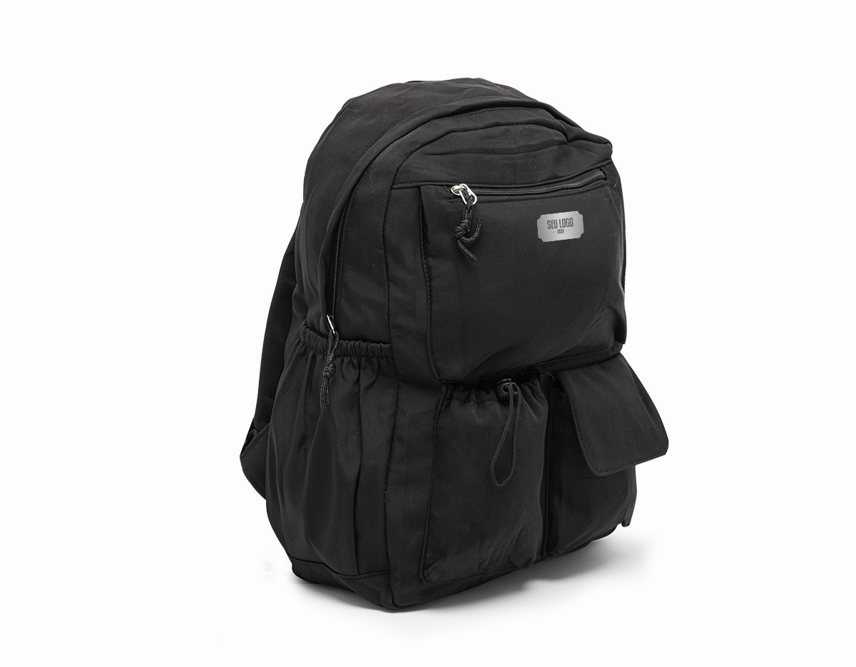 Mochila de poliéster de 25 litros com dois compartimentos, sendo o principal com um bolso raso para notebook de até 15,6 polegadas. A mochila possui um adaptador USB externo e quatro bolsos: dois laterais com elástico, um com velcro e um com cordão ajustável.